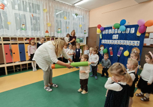Nauczycielka pasuje chłopca kredką