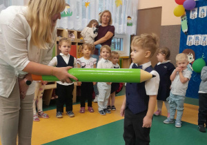 Nauczycielka pasuje chłopca kredką