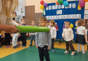 Nauczycielka pasuje chłopca kredką