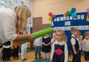 Nauczycielka pasuje dziewczynkę kredką