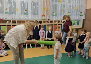 Nauczycielka pasuje chłopca kredką