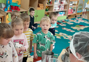 Dzieci patrzą na eksperyment z bańkami mydlanymi