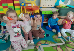 Dzieci pokazują gniotka, którego dostali na zakończenie zajęć