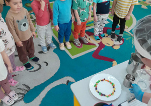 Dzieci obserwują eksperyment z kolorową tęczą