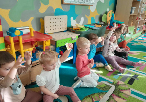 Dzieci pokazują minki na zakończenie zajęć