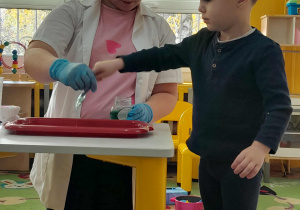 Dziecko miesza składniki do eksperymentu