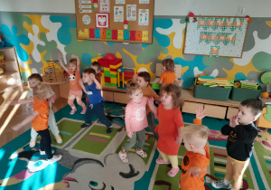 Dzieci tańczą do piosenki "Jedną dynię mam"