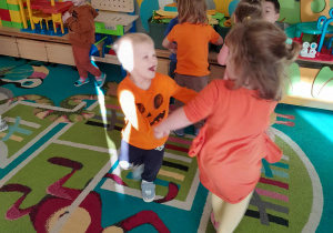 Dzieci bawią się w parach