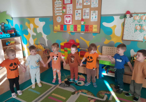 Dzieci trzymają się za ręce w kole