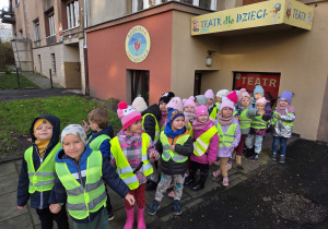 Dzieci ustawione w parach przed wejściem do baśniowej kawiarenki.