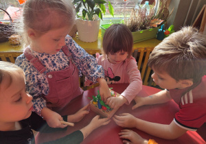 Czworo dzieci gra w nową grę - wyrywanie marchewek.