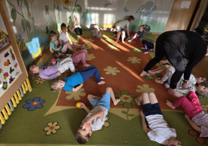 Dzieci wykonują ćwiczenia gimnastyczne