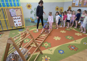 Dzieci przechodzą po drabince