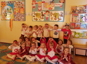 Dzieci podczas próby do uroczystości z okazji 11Listopada.