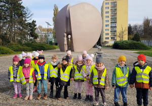 Dzieci pod pomnikiem "Pęknięte Serce".