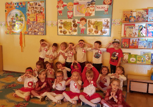 Dzieci podczas próby do uroczystości z okazji 11Listopada.