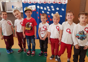 Dzieci podczas uroczystości z okazji 11Listopada.