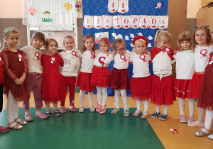 Dzieci podczas uroczystości z okazji 11Listopada.