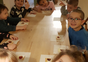 Dzieci w Baśniowej Kawiarence - poczęstunek.