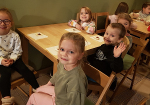 Dzieci w Baśniowej Kawiarence - poczęstunek.