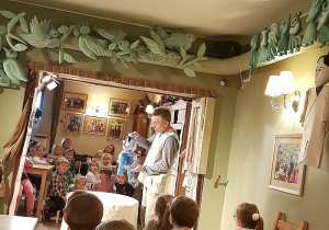 Dzieci w Baśniowej Kawiarence - spotkanie z aktorami.