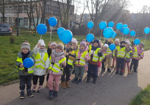 Dzień Praw Dziecka - marsz z niebieskimi balonami.