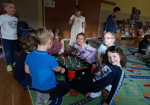 Dzieci grają w piłkarzyki