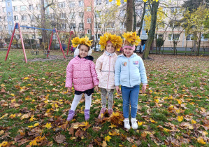 Dziewczynki pozują do zdjęcia