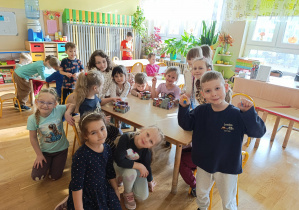 Grupa dzieci układa klocki magnetyczne