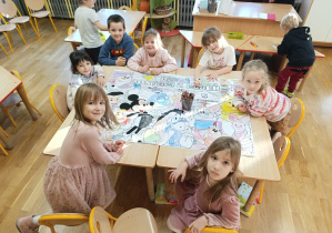 Dzieci kolorują kolorowankę XXl