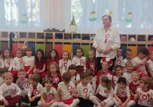 Grupa dzieci wraz ze swoją panią w barwach narodowych