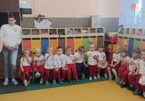 Dwie panie i dzieci siedzące na ławeczce