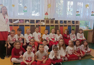 Pani dzieci ubrane w biało czerwone stroje pozują do zdjecia