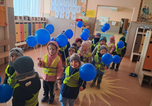 Dzieci otrzymują do ręki balona