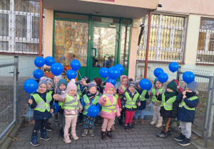 Wspólne zdjęcie przed wejściem do przedszkola