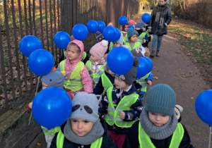 Dzieci w parach maszerują z balonami