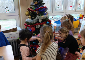 Dzieci ubierają choinkę