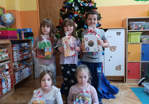Dzieci prezentują świąteczne paczki przygotowane dla pensjonariuszy Domu Pomocy Społecznej