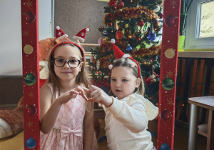 Dwie dziewczynki w ramce świątecznej