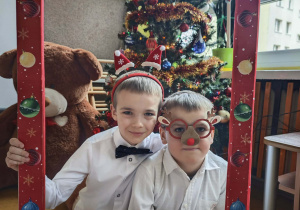 Dwóch chłopców w ramce świątecznej