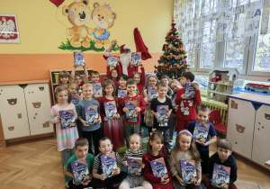 Zdjęcie grupowe dzieci z Mikołajem