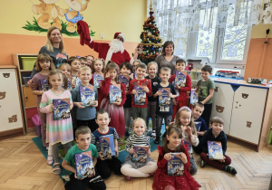 Dzieci i dwie panie razem z Mikołajem