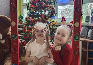 Dwie dziewczynki w kolorowej ramce