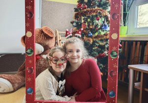 Dwie dziewczynki w świątecznej ramce