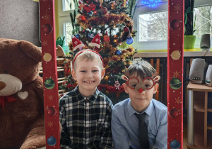 Dwóch chłopców w świątecznej