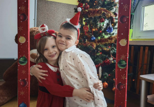 Chłopiec i dziewczynka w ramce świątecznej