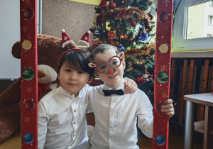 Dwóch chłopców w świątecznej ramce