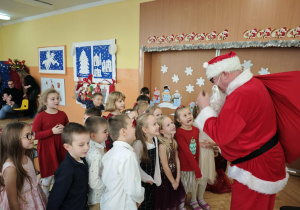 Mikołaj rozdaje prezenty