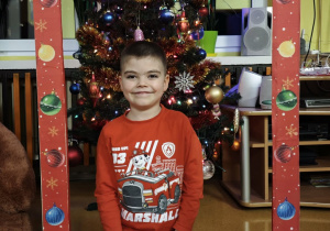 Chłopiec w świątecznej ramce