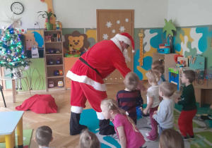 Dzieci witają się z Mikołajem